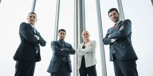 Equipo de profesionales en oficina corporativa con amplio ventanal